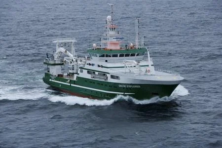 RV Celtic Explorer travelling through open sea.